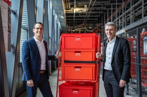 Pistor CEO Patrick Lobsiger und bisheriger CEO Markus Loetscher mit rotem Rollbehälter mit Pistor Boxen