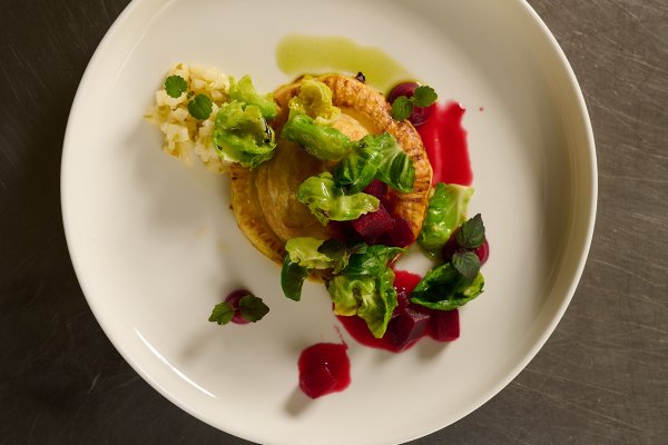 Meiringer Ziegenkäse im Blätterteigmantel mit Rosenkohl und Rande.