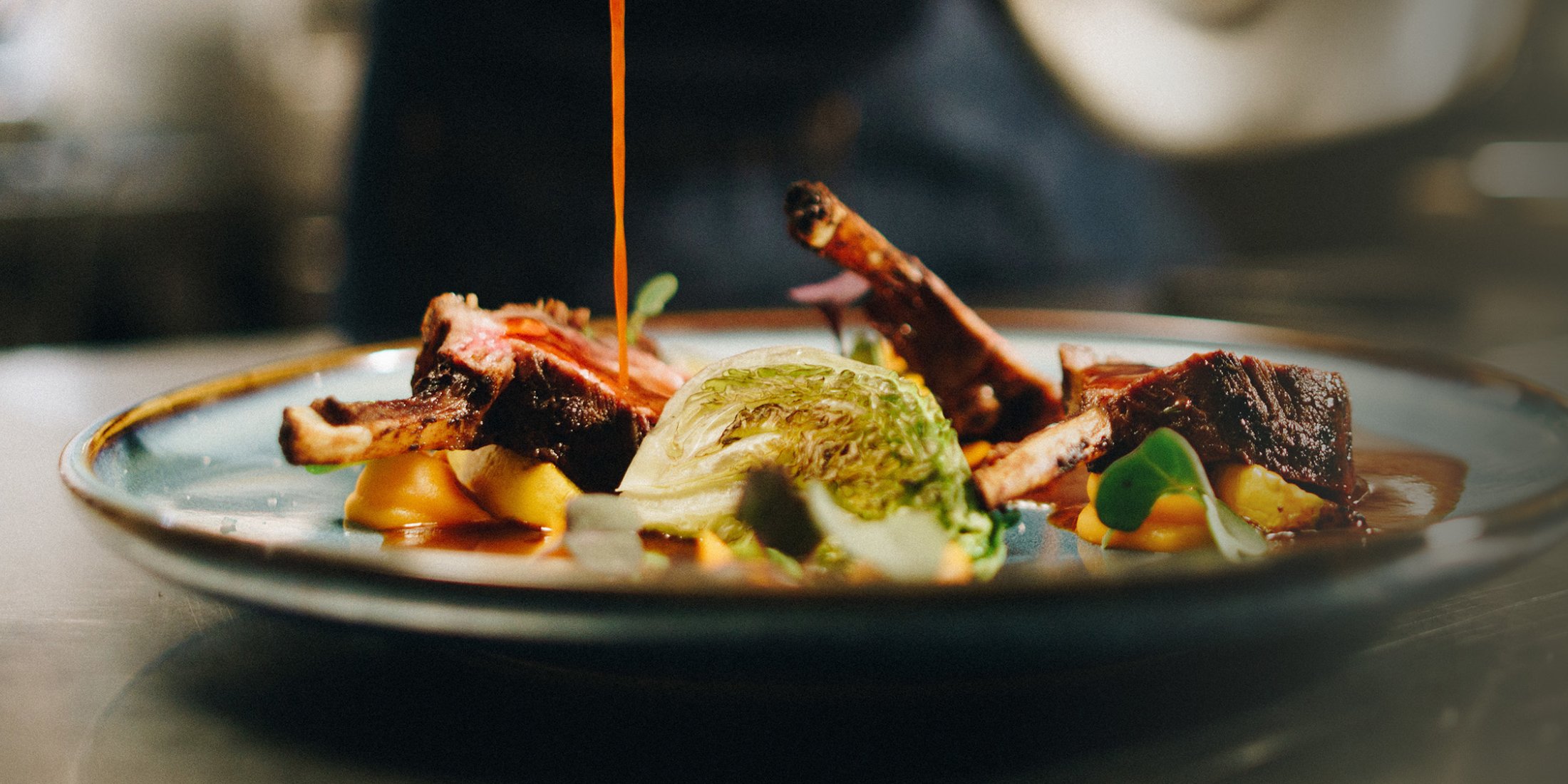 Wildteller wird mit Sauce angerichtet