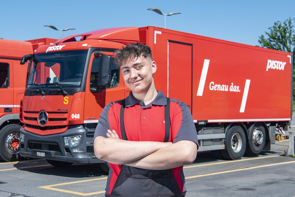 Strassentransportfachmann vor rotem Pistor Lkw