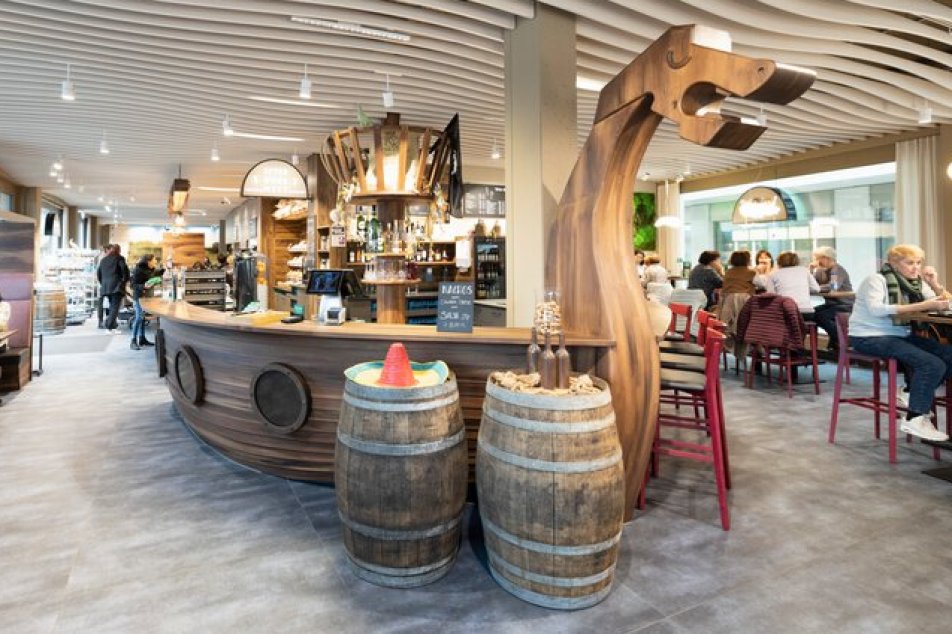 Der Hingucker im neuen Café: die Bar in der Form eines Wikingerschiffs.