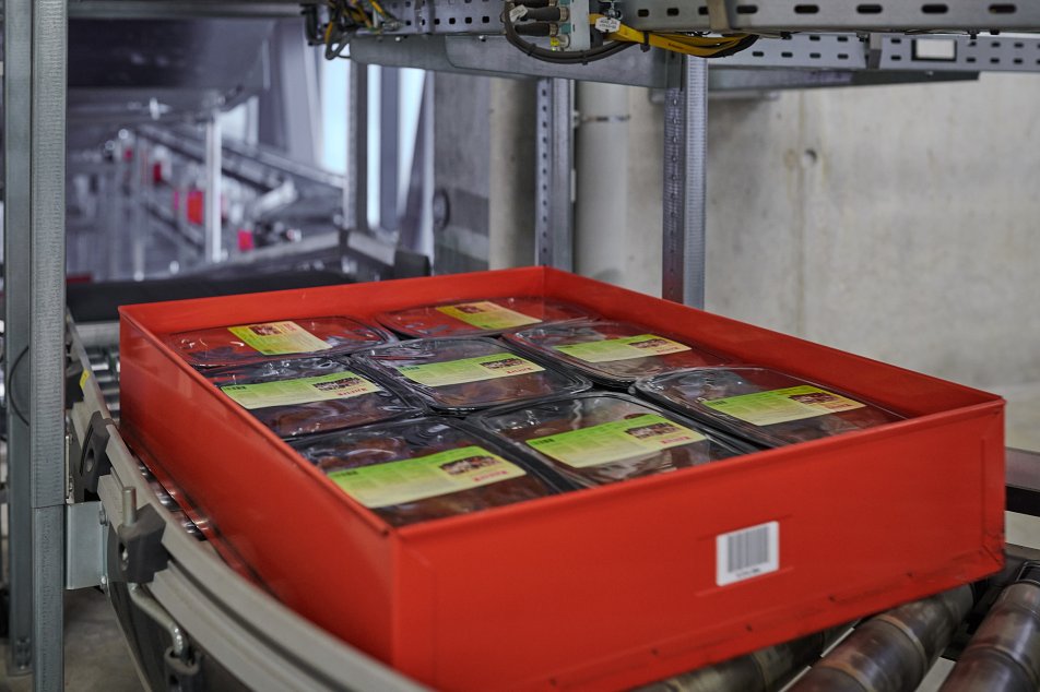 Pistor getrocknete Tomaten in rotem Behälter auf dem Weg zur Umpackstation