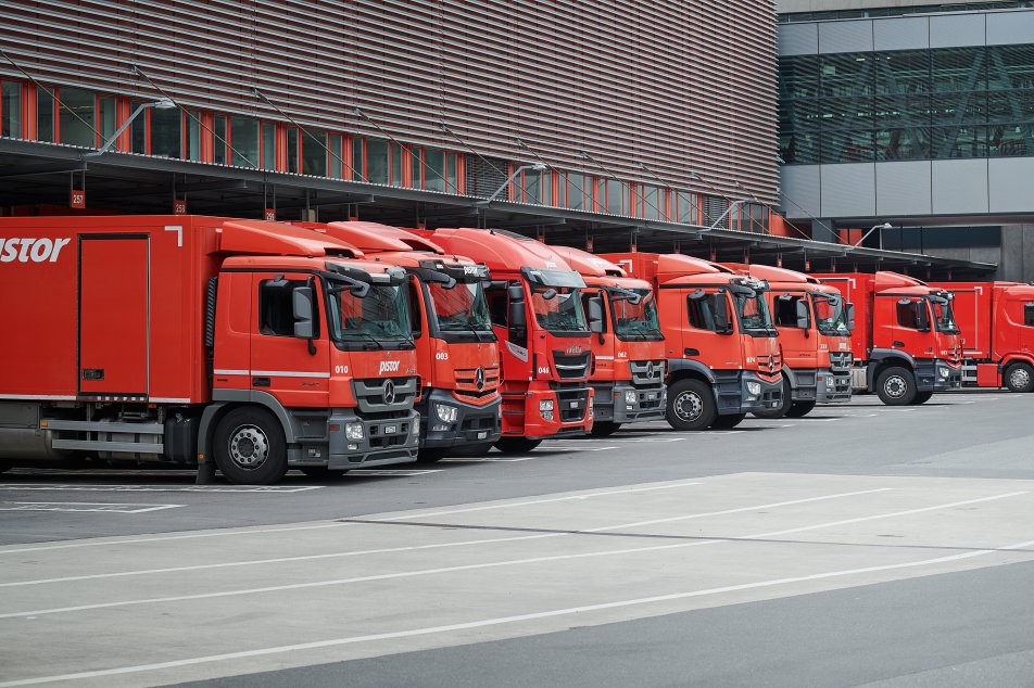 Pistor rote Lastwagenflotte vor dem Gebäude