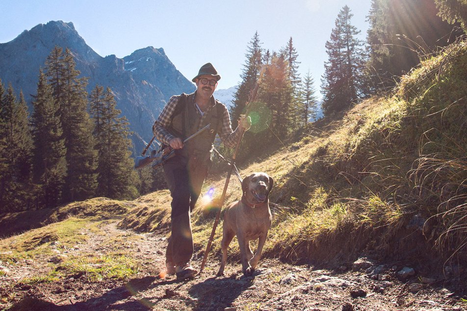 Im Gespraech roger zogg mit hund am wandern