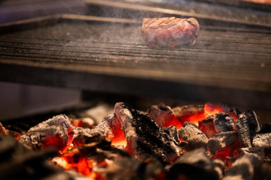 Entrecôte auf dem Holzkohlegrill vom The Steakhouse Marina Lachen
