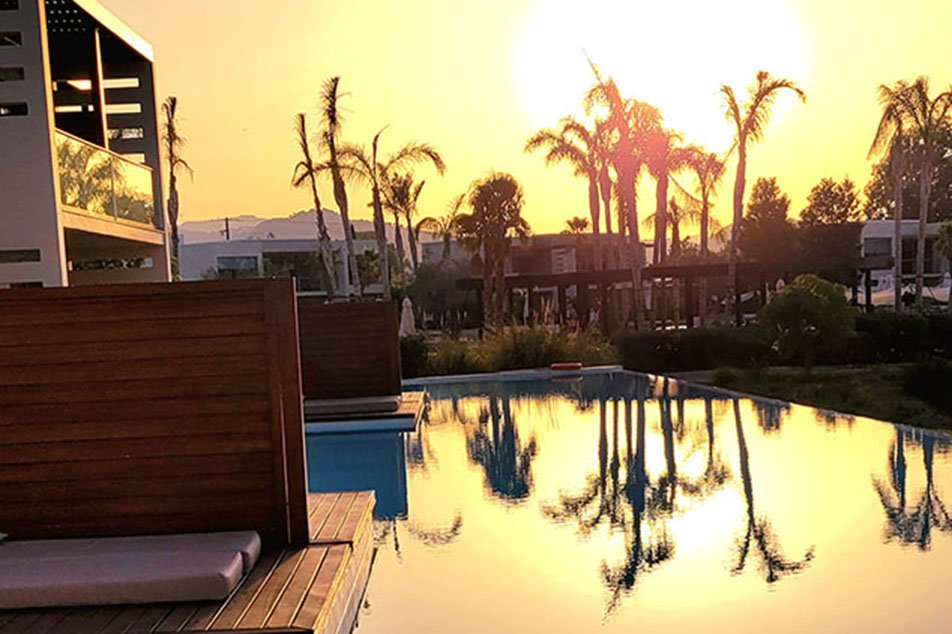 auf reisen rhodos pool im sonnenuntergang quer