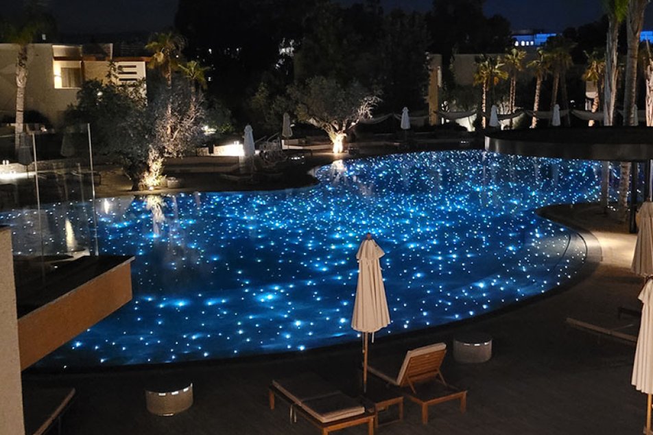 auf reisen rhodos pool nachts beleuchtet