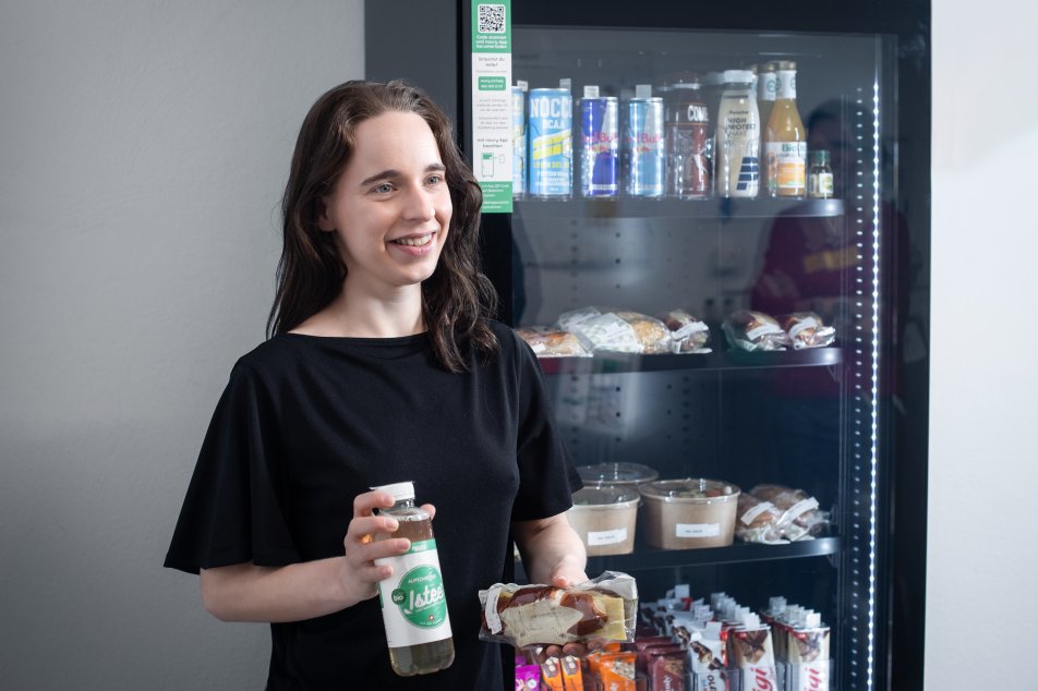 take away noury gruendering lena schüpach vor dem snackautomat q