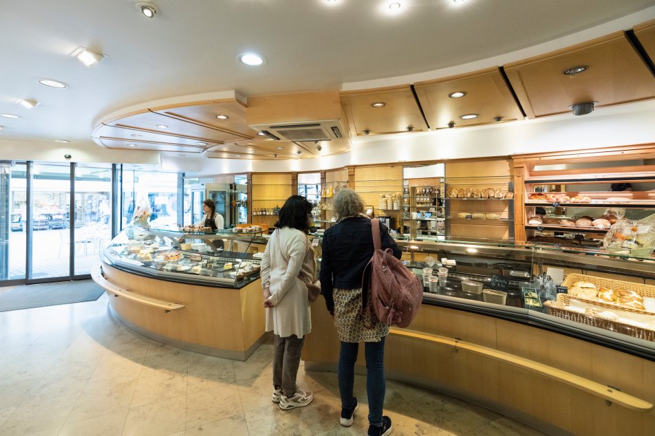 cafe neier, im Laden mit der Auslage