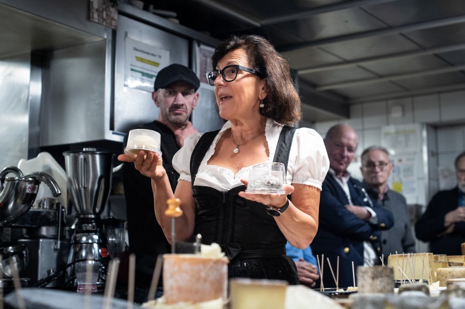 Aromarepo Krone Sihlbrugg Monika Jans am Geschichten erzählen