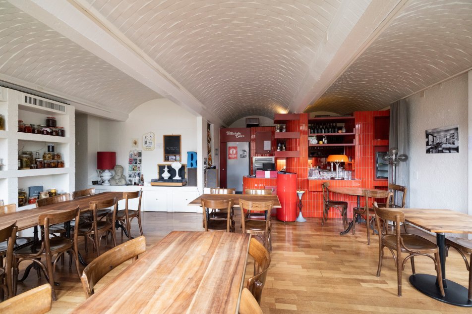 Blog trudelkeller restaurant innen mit rotem regal