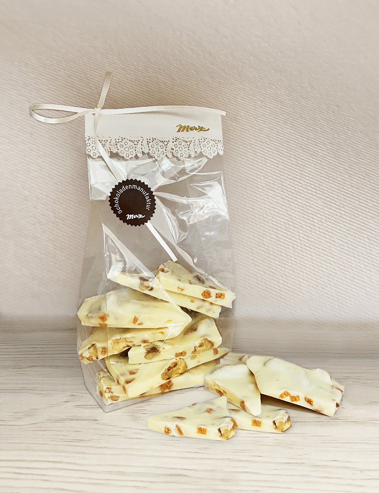 zu-tisch-Merz-Schoggi-mit-Buendner-Baumnuessen-Caramel