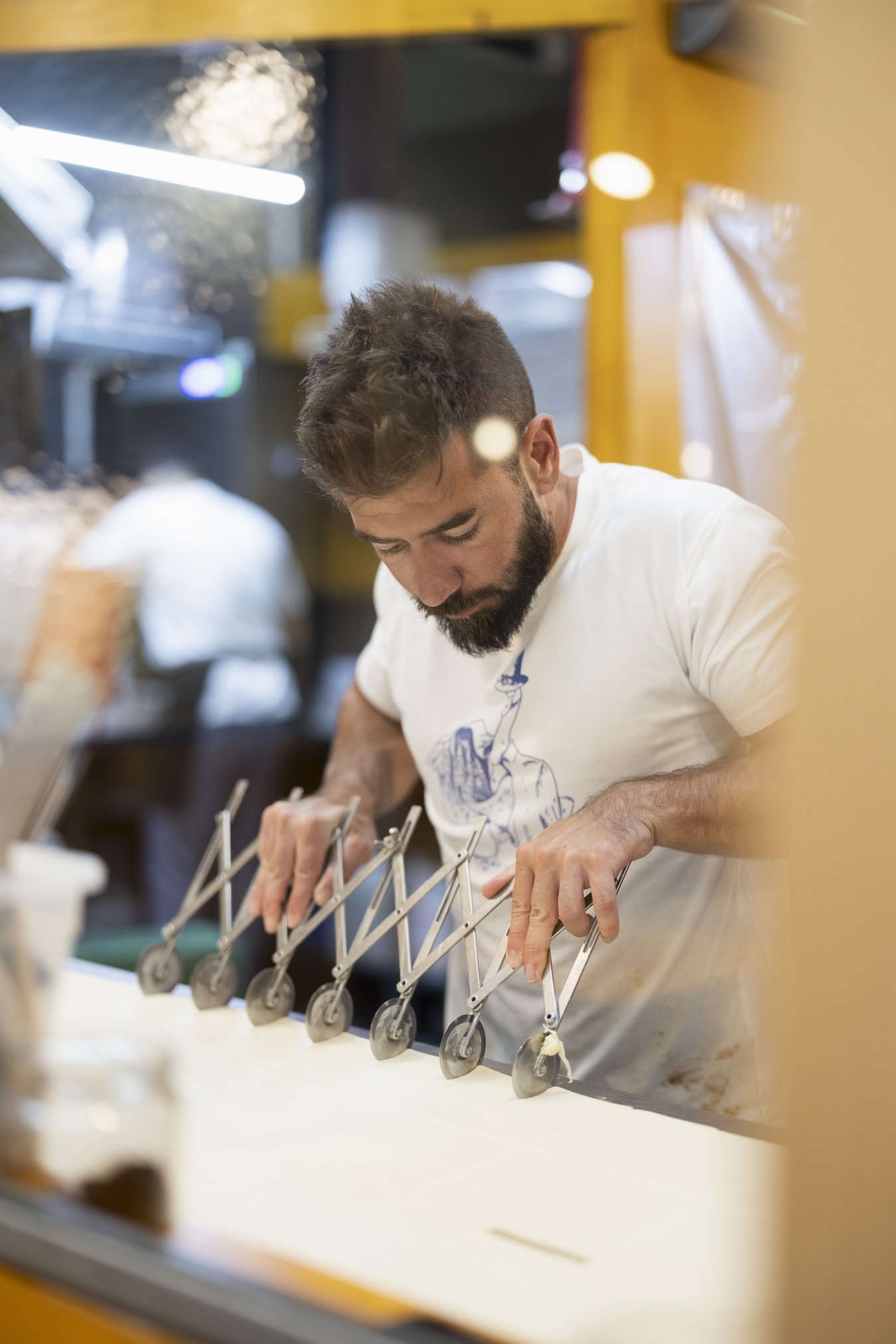 kult_2022_Baeckerei_Basel_Gipfeli_schneiden