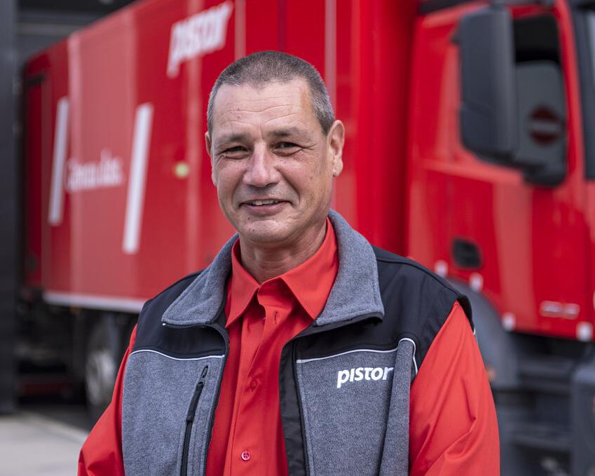 Fahrercoach Roger Teufer vor Pistor LKW