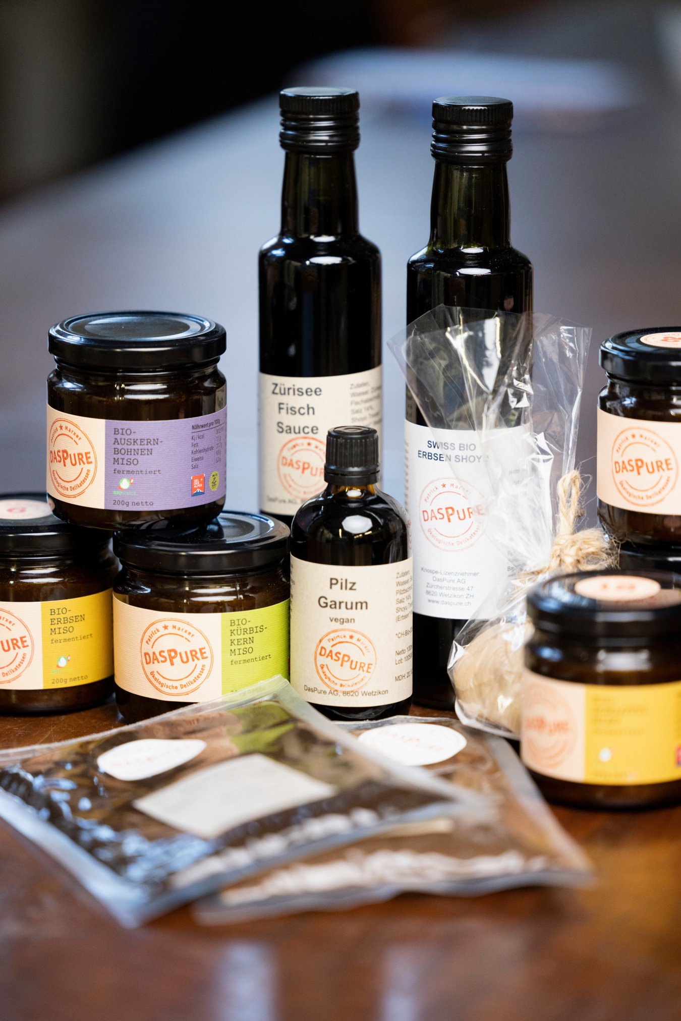 miso produkte von das pure in glaesern und flaschen