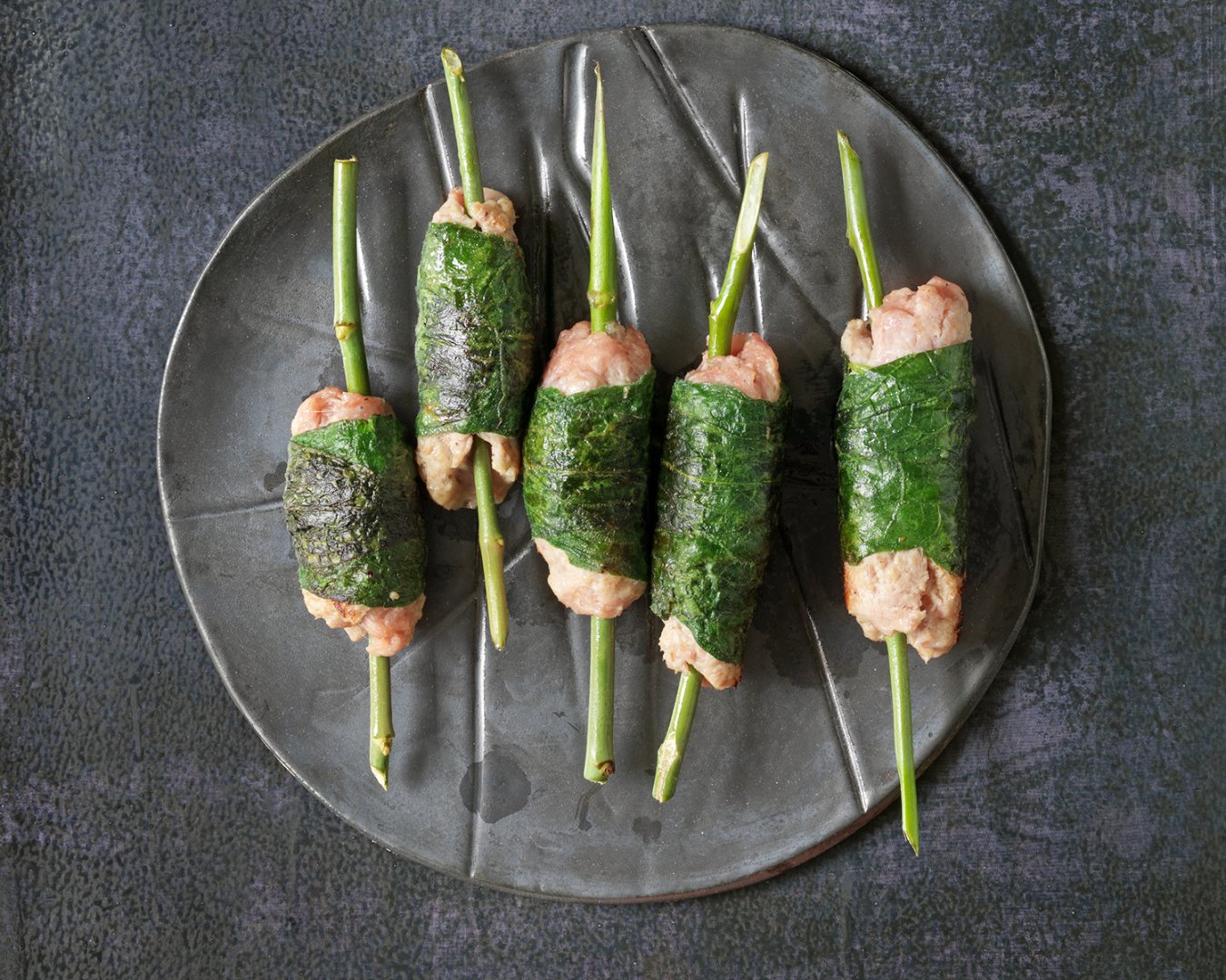 Hühnerwurst am Rosenstiel auf Teller