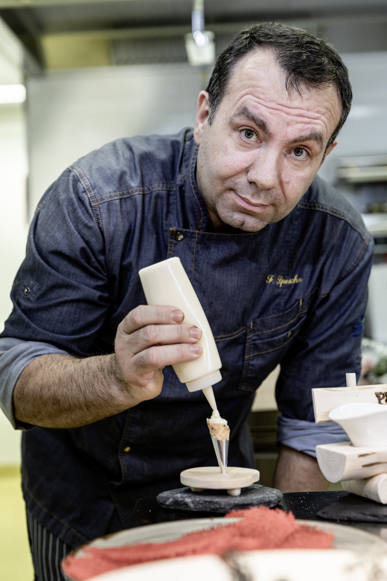 fatmir spescha beim anrichten