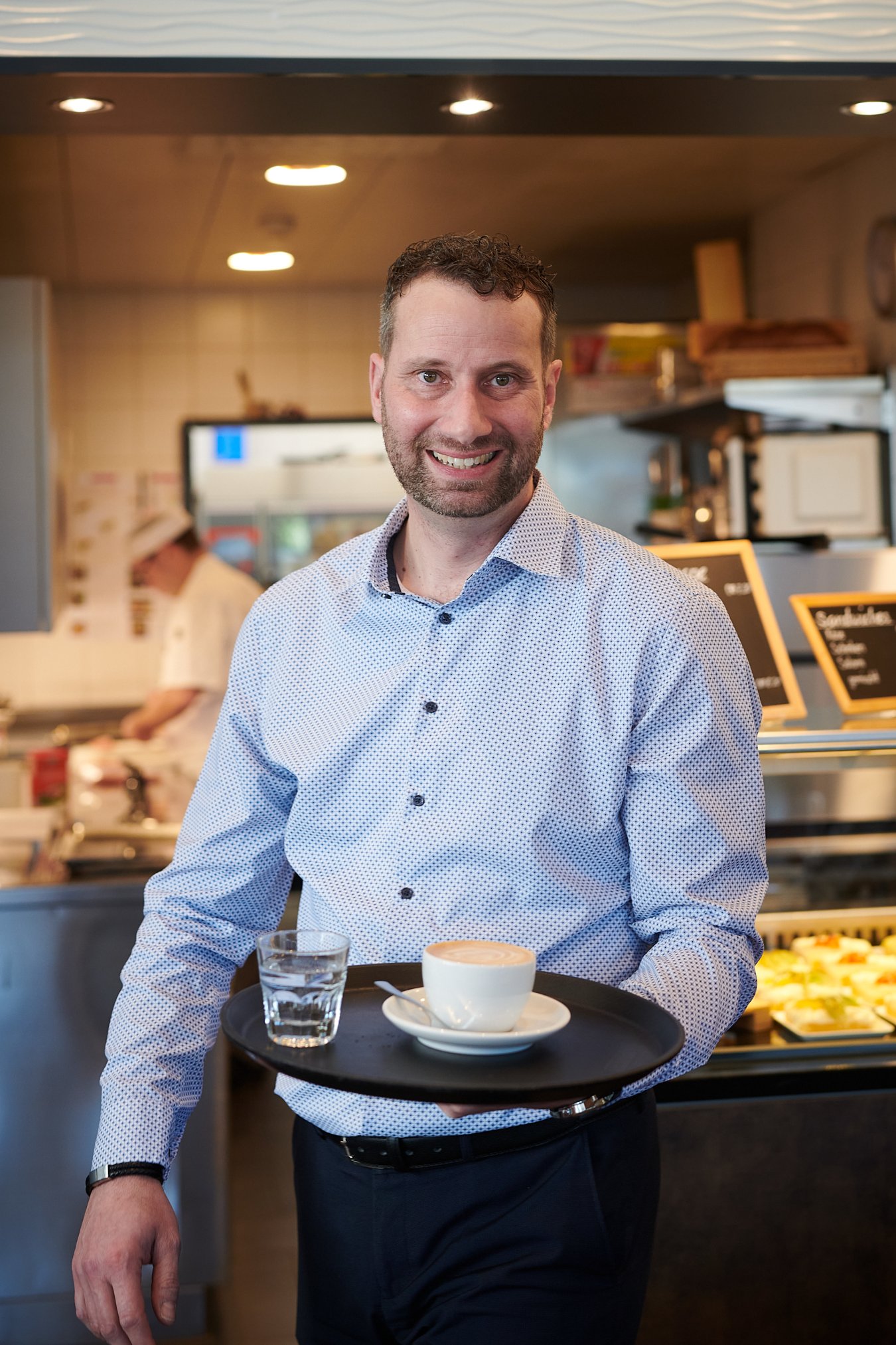 jonas sifert mit kaffee richemont
