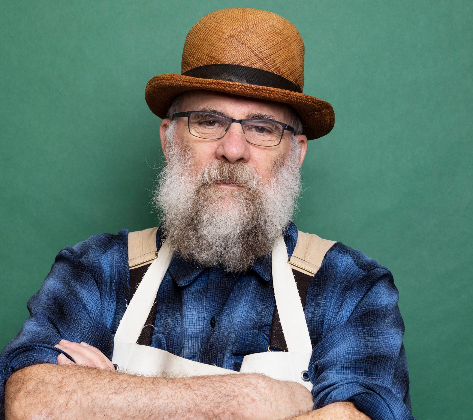 Patrick Marxer posiert vor grünem Hintergrund