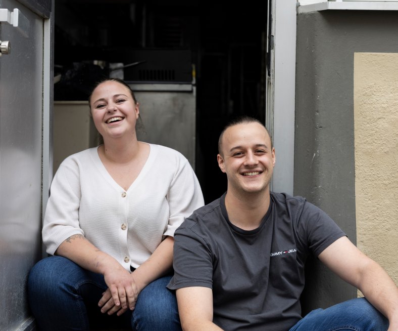 cafe neier, Lisa Haas und David  Neier auf Treppe sitzend