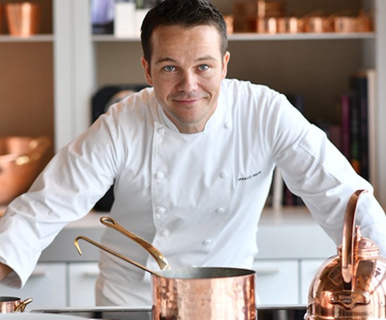 Marco Mehr Portrait in Küche mit Kupferpfannen