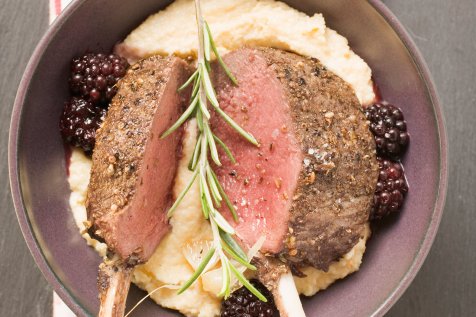 Hirschrack mit Selleriepueree und Brombeeren