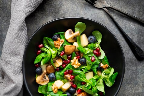 Nueslisalat mit Champignons, Baumnuessen und Birnenstuecke
