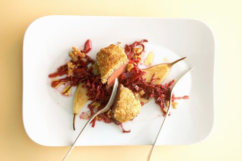 Rehruecken mit eiener Nusskruste, Rotkraut, Birnen und Nuessen
