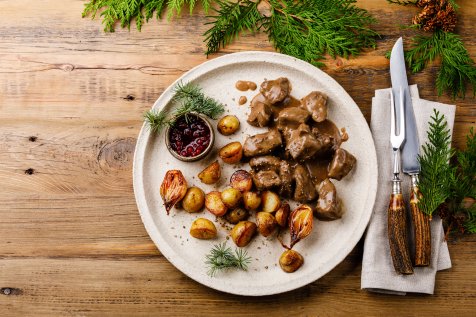 Wildschweinragout mit Bratkartoffeln und Preiselbeeren