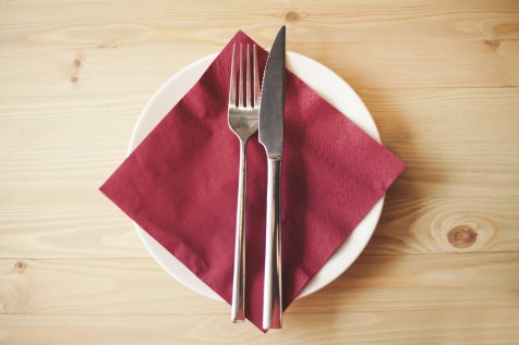 rote Stoffserviette auf Teller mit Besteck, Sortiment Tischset Servietten