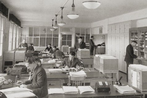 Mitarbeitende von Pistor arbeiten im Büro während wirtschaftlicher Depression 1930