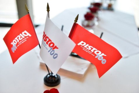 Pistor Fahne rot und weiss mit Pistor Logo am 100 Jahre Jubiläum