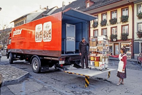 Roter Pistor Lastwagen liefert Bäckerei- und Konditoren Produkte