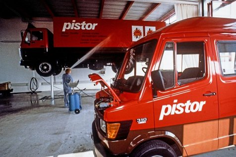 Roter Pistor Lastwagen mit weissem Logo in der Pistor LKW Garage