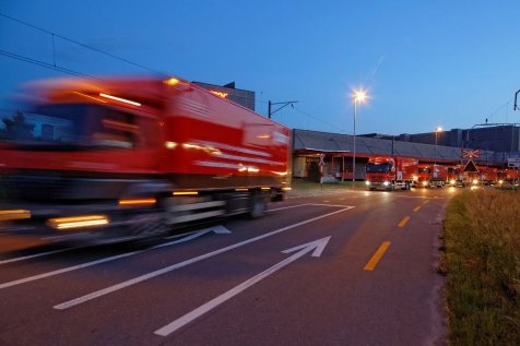 Roter Pistor Lastwagen LKW auf Strasse