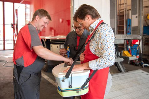 Glace werden an Pistor Mitarbeitende verteilt