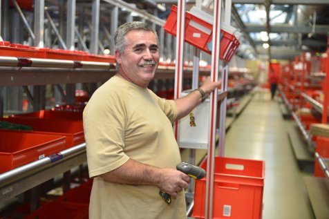 Pistor Mitarbeitender im Klein-Coli-Lager 