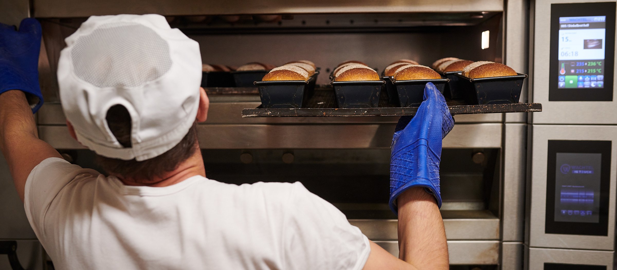 biobaeckerei bachhalde in der backstube am brot backen