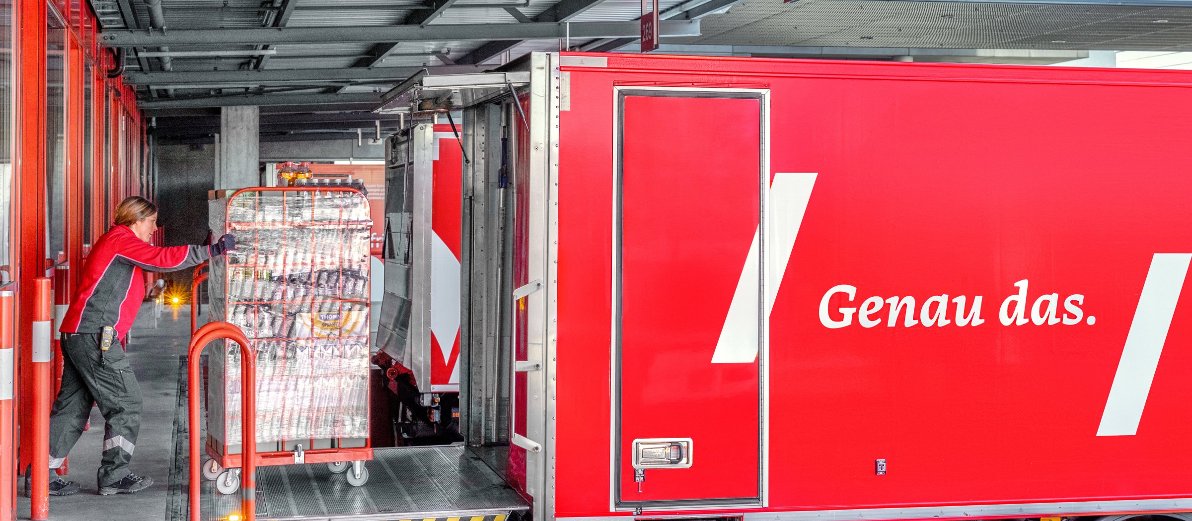 fahrerin melanie gautschi am pistor lkw beladen