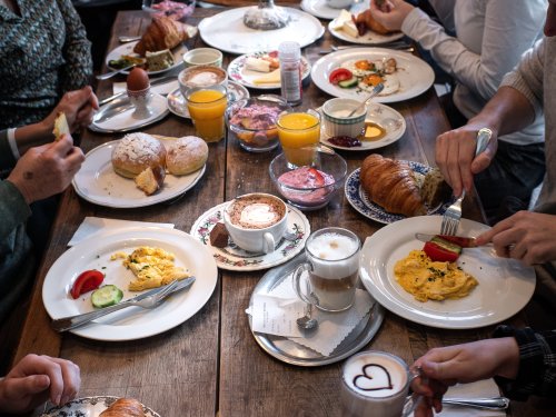 Kaffee Klatsch Fruehstueckstisch mit Gaesten