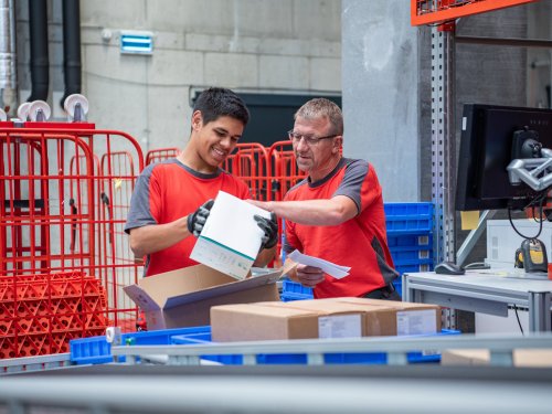 Lernender Logistiker bei Pistor AG mit Ausbildner bei Bereitstellung