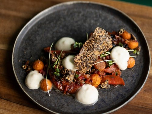 Blog trudelkeller gericht auf schwarzem teller hochformat